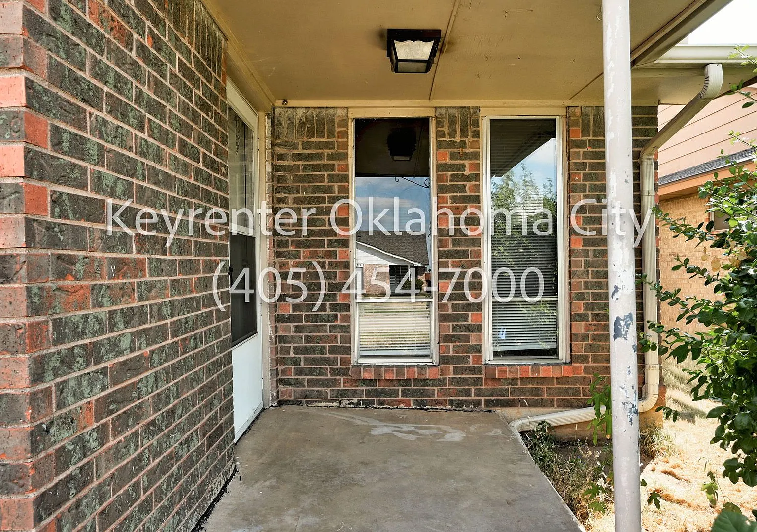 920-922 SW 97th St Duplex — Photo 3