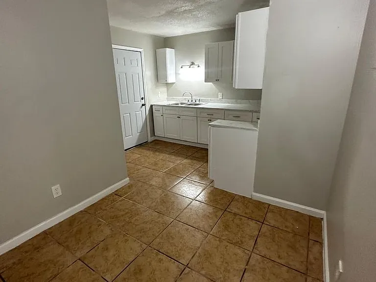2851 Sophia St — Photo 22