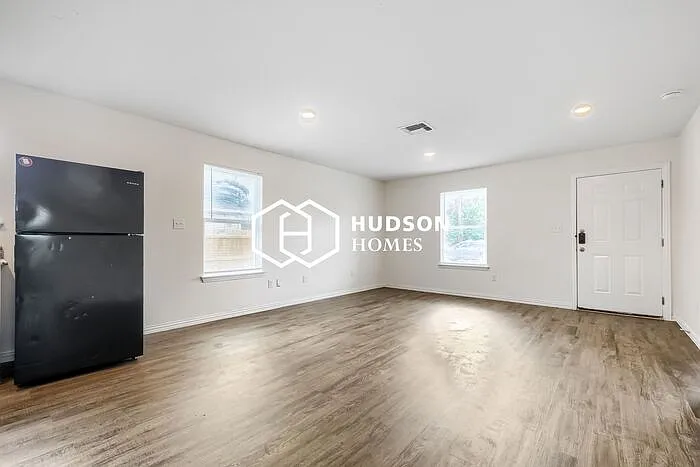 3 bed, 2.0 bath, 909 sqft, $1,249 — Photo 4