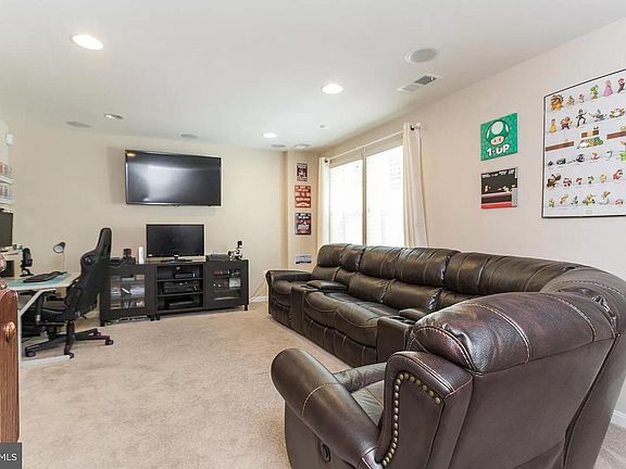 2nd image of 212 Apricot St
