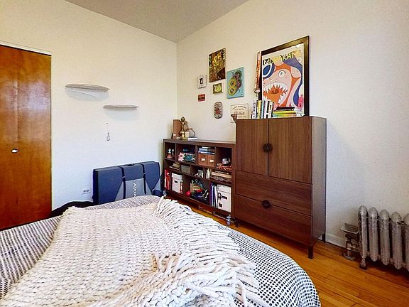 4th image of 656 W Briar Pl #3157-1
