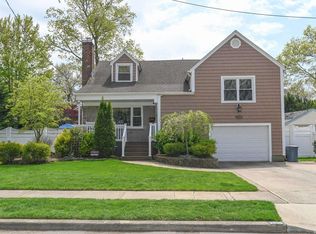 2090 Potter Ave, Merrick, NY 11566