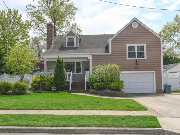2090 Potter Avenue, Merrick, NY 11566