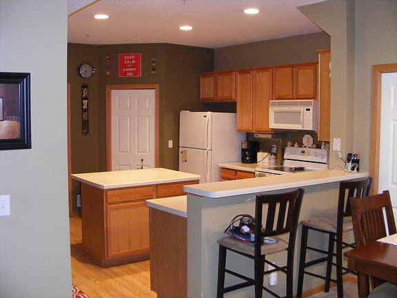Kitchen w/Breakfast Bar