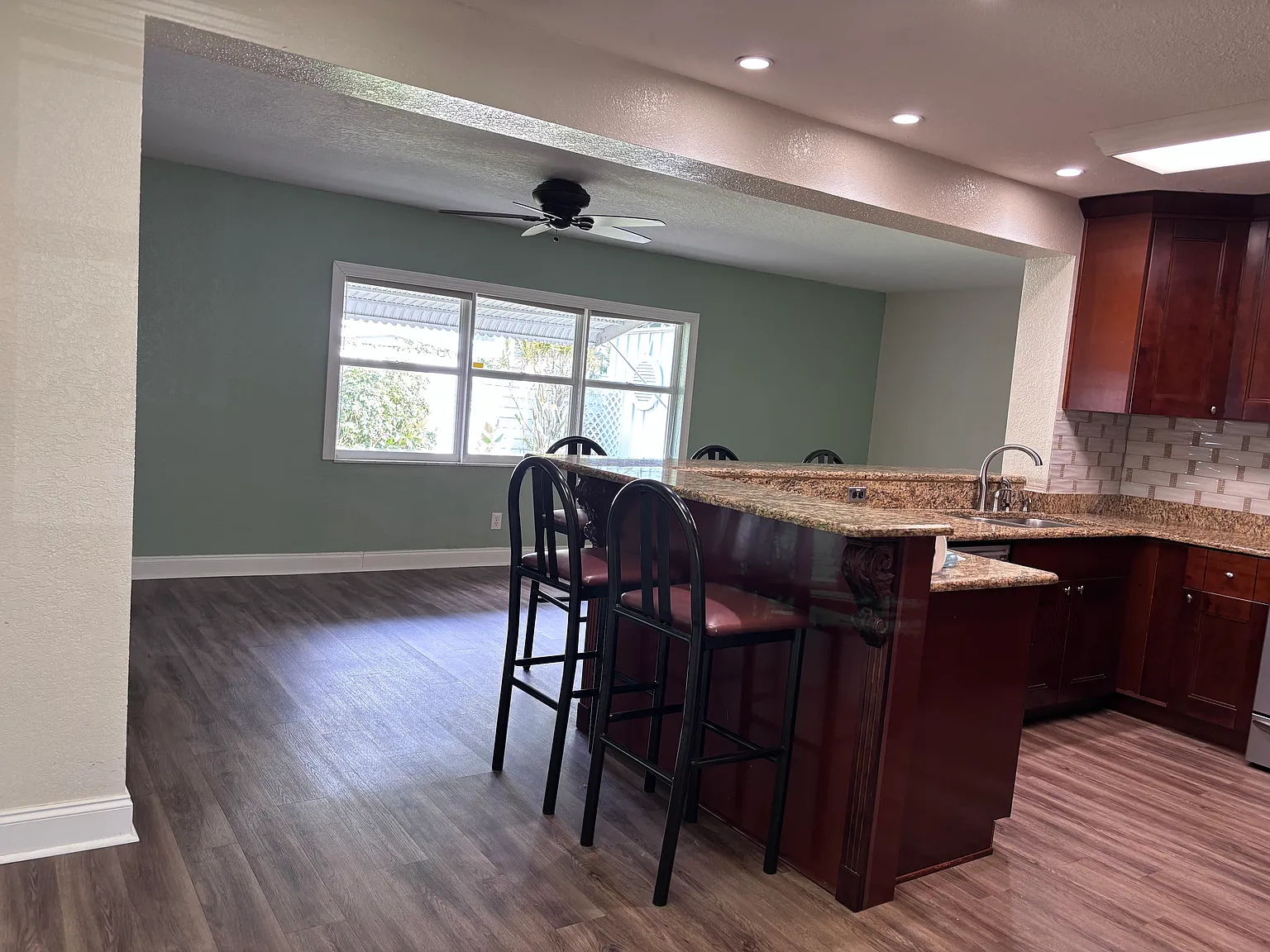 4 bed, 2315 sqft, $2,950 — Photo 2
