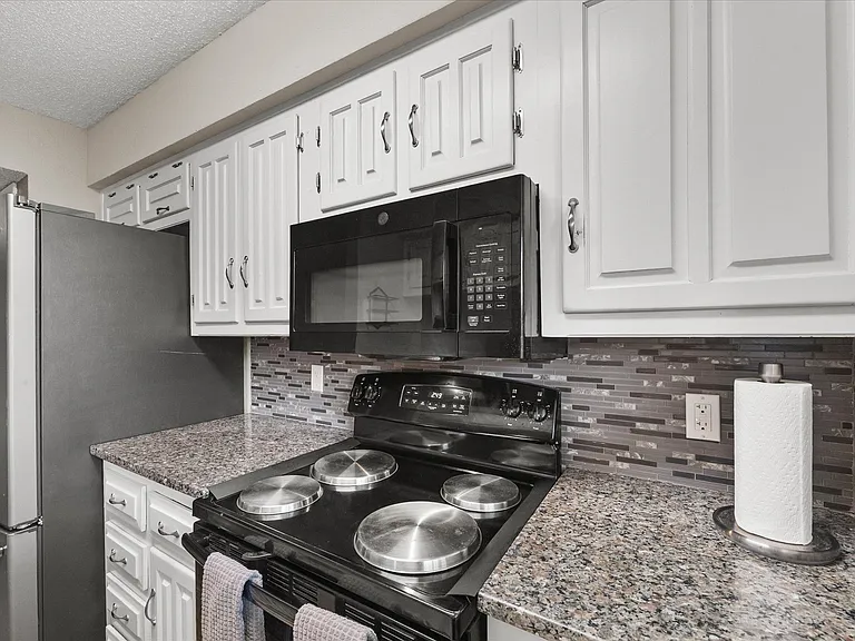 1818 Highbrook Ct — Photo 9