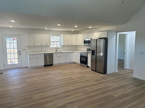 3rd image of 825 Bridges Rd