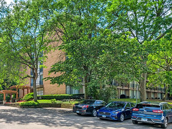 2nd image of 5810 Oakwood Dr Unit 5L