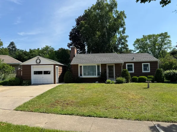 26 Hill Dr, Crystal Lake, IL 60014