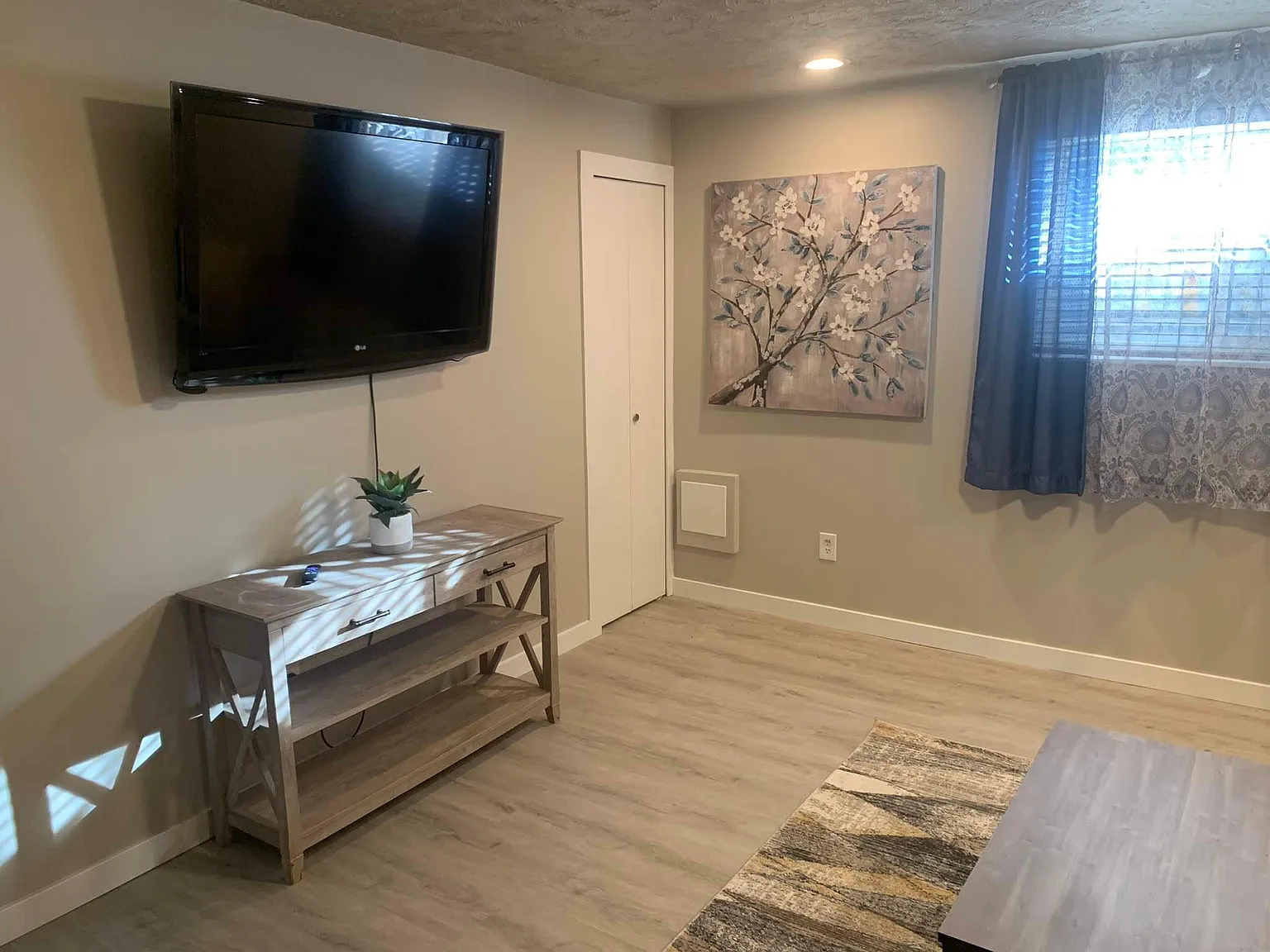 2 bed, 1000 sqft, $1,600 — Photo 2