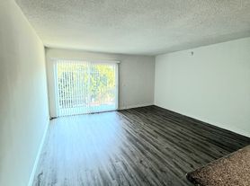 144 S Doheny Dr