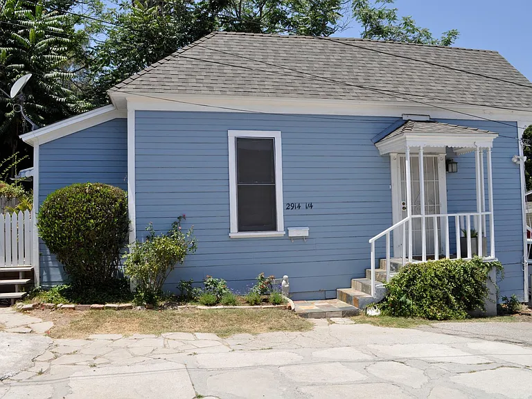 2914 1/4 Rowena Ave — Photo 2