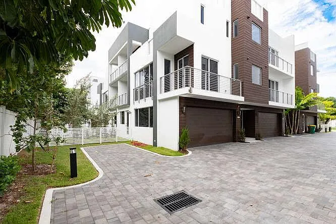 Building Photo - 700 NE 14th Ave #206
