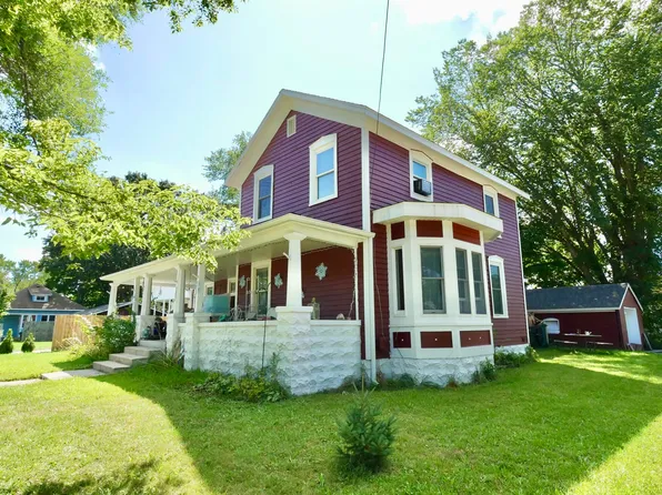 207 Cherry St, Three Oaks, MI 49128