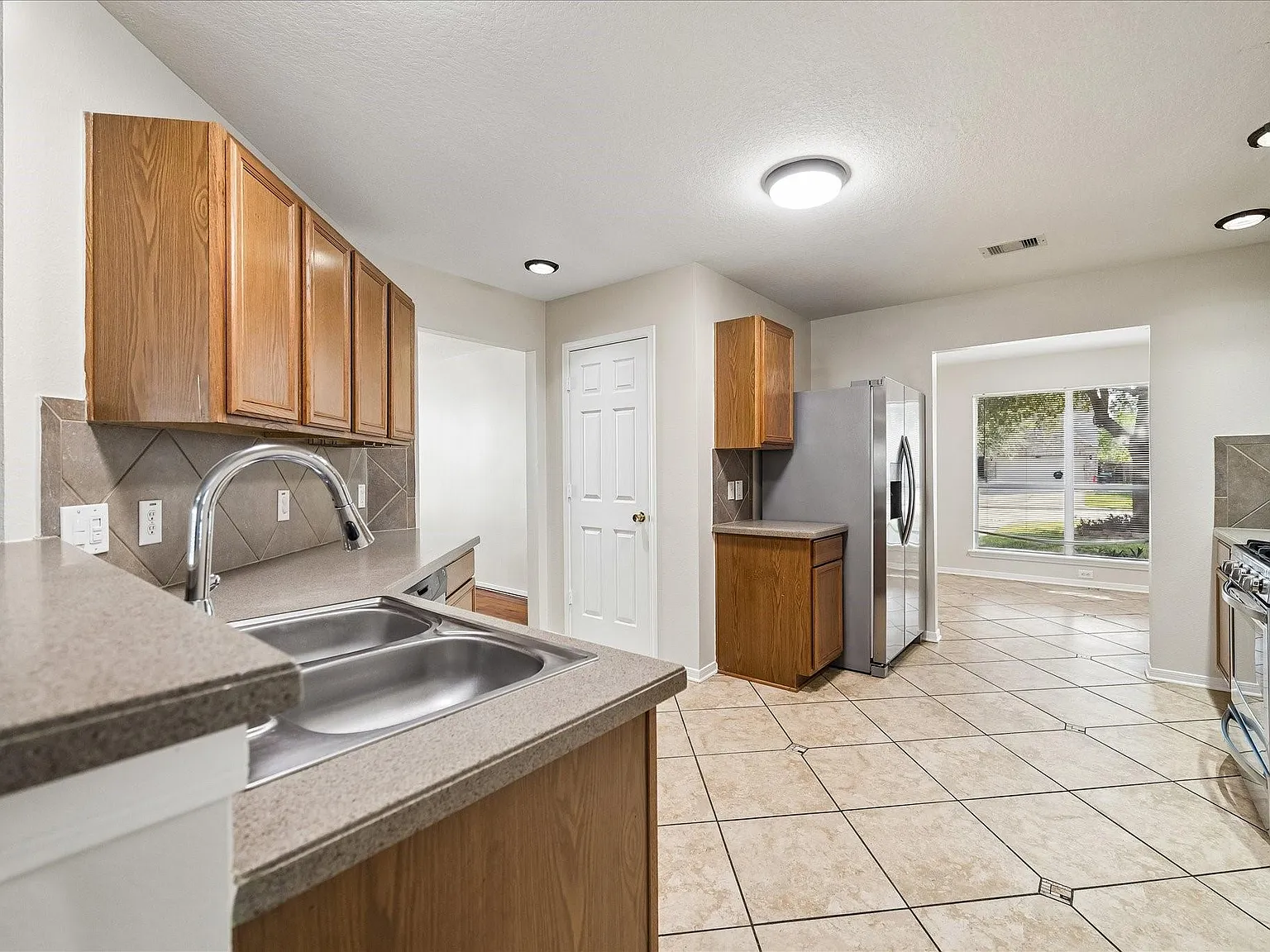 5 bed, 2.5 bath, 2675 sqft, $2,600 — Photo 4