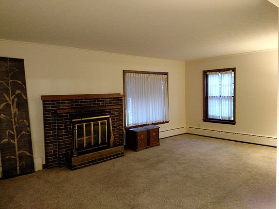5th image of 301 E Hewitt Ave