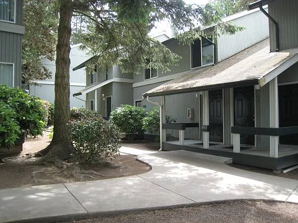 Lynnwood Garden Village — Photo 2