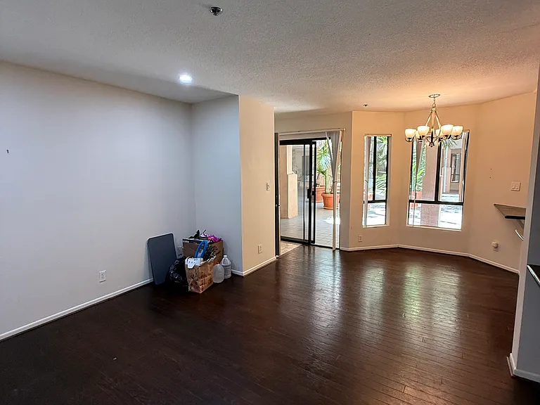 Burton Way Apartments — Photo 18