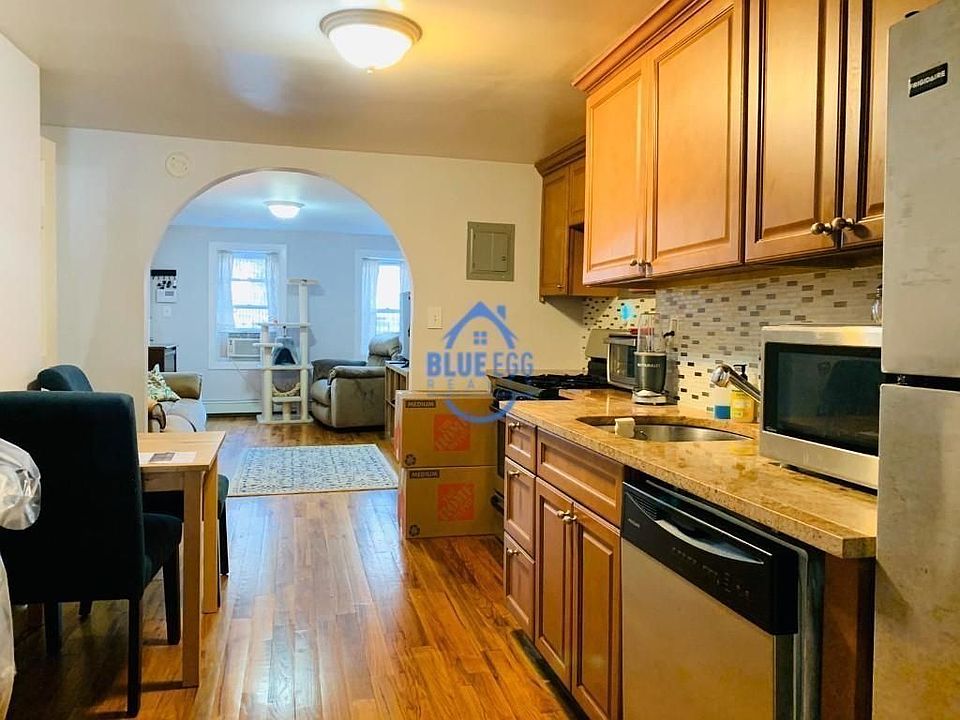 1st image of 250 Bainbridge St #1