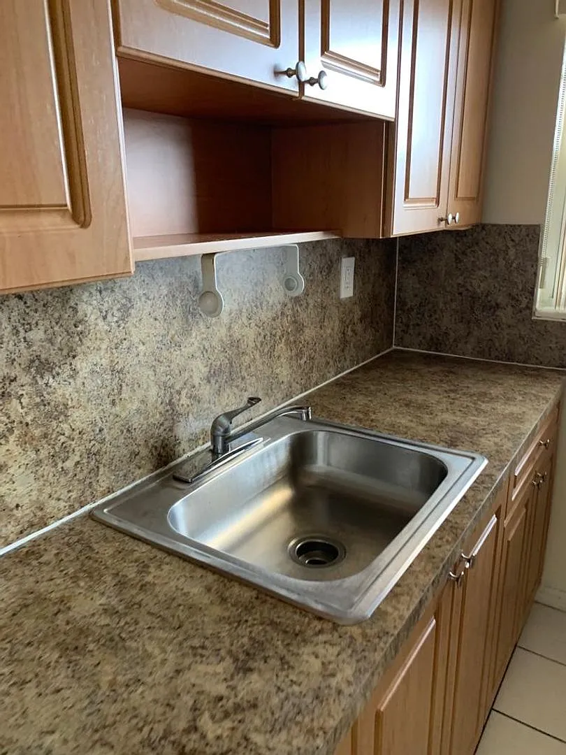 Jaclyn Apartments — Photo 2