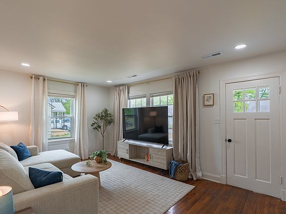 4th image of 915 Leaf Ave
