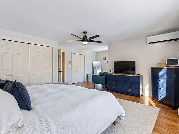 4th image of 8 Stoneledge Drive #8