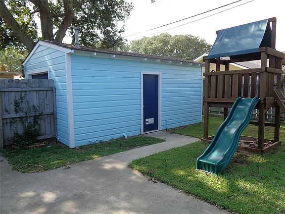 Detached one car garage with walkway. Just to the left is a gate from the patio to the driveway.