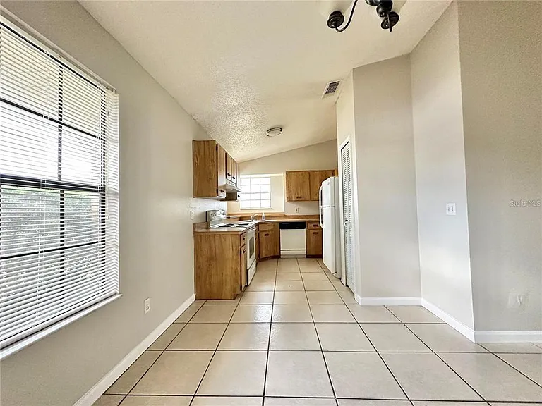 896 Mentmore Cir — Photo 6