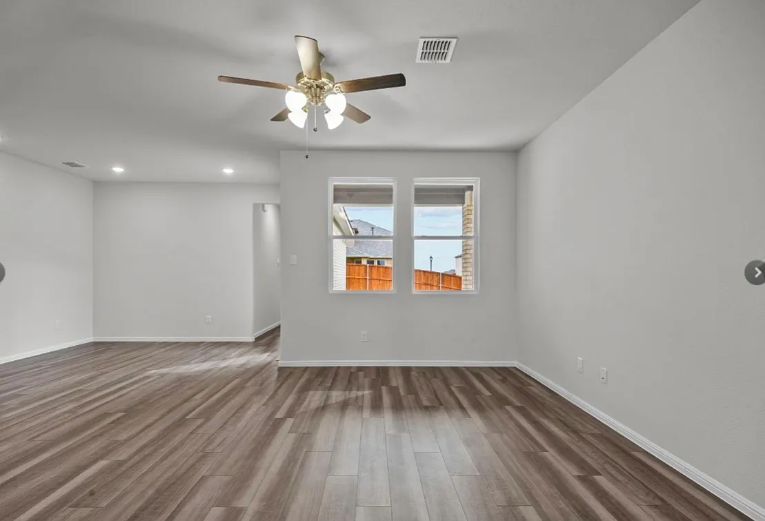 900 Portina Dr — Photo 3