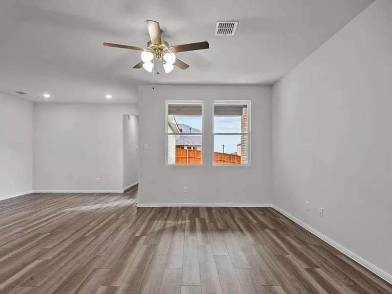 900 Portina Dr — Photo 3
