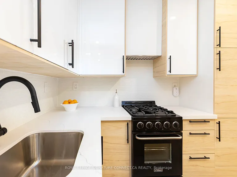 55 Dearbourne Ave #LOWER — Photo 12