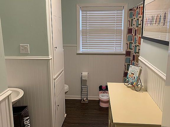 5th image of 207 S Ave E