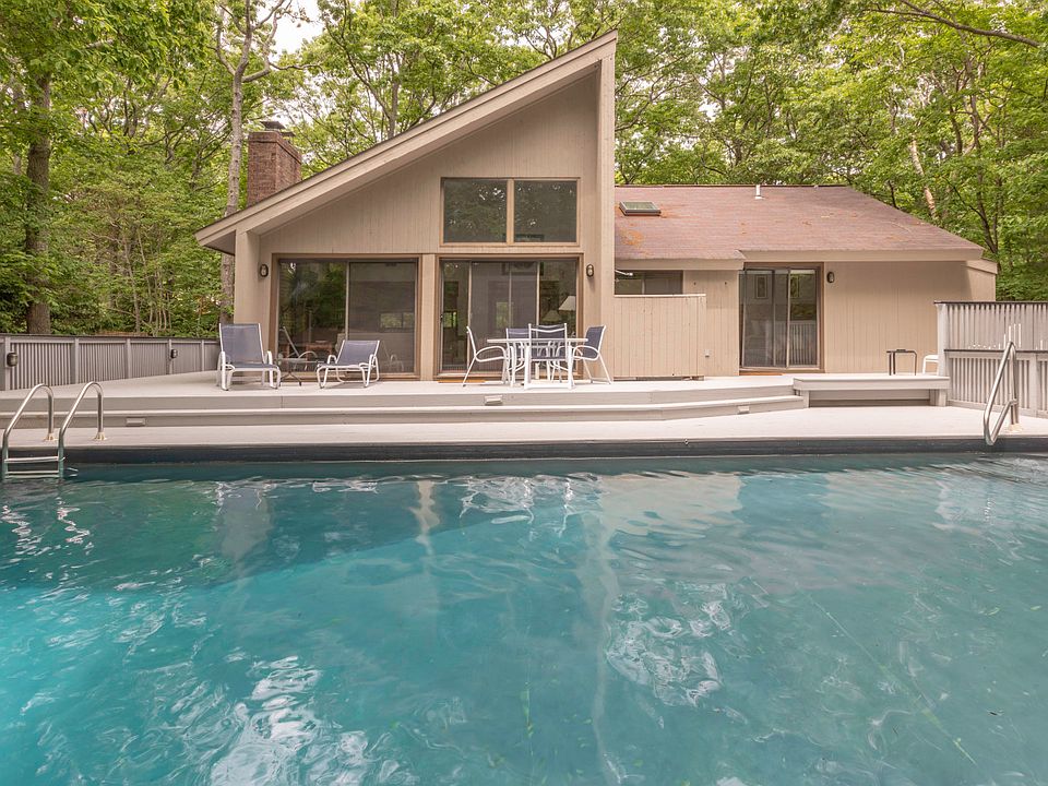 1st image of 10 Wooded Oak Ln