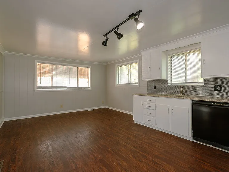 1401-1403 S Frisco Ave — Photo 28