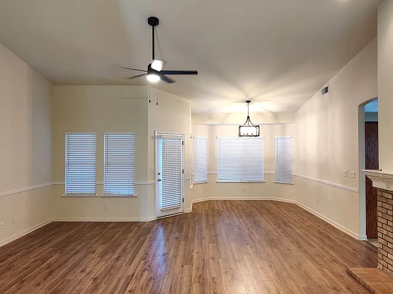 1885 E Turnberry Ave — Photo 3