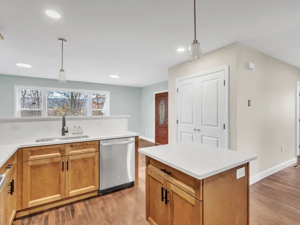 9 3rd Ave, Ware, MA 01082