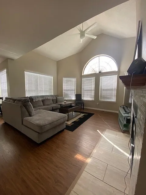 2 bed, 1004 sqft, $2,100 — Photo 2