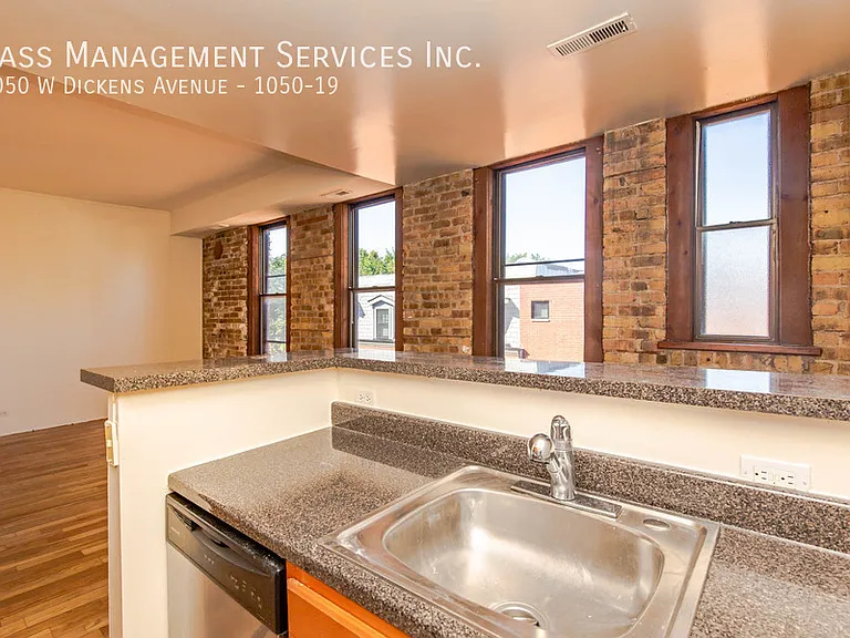 1050 W Dickens Ave #19 — Photo 6