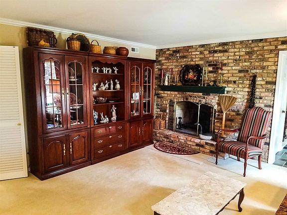 3rd image of 110 Pleasant Dr