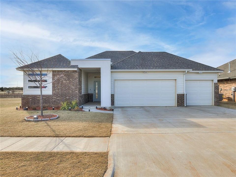 1st image of 1921 Sara Vista Dr