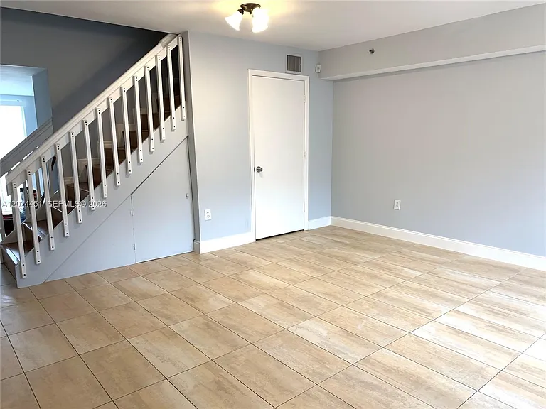 143 Riviera Cir #143 — Photo 6