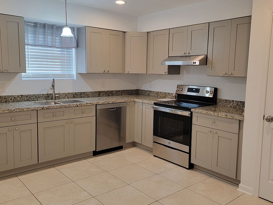 1st image of 325 Woodland Dr