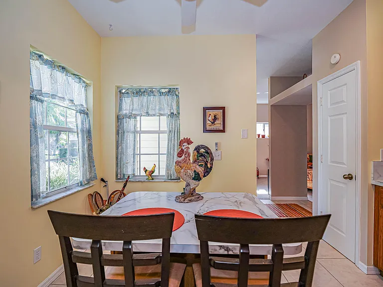 335 Hawthorne Ln — Photo 13