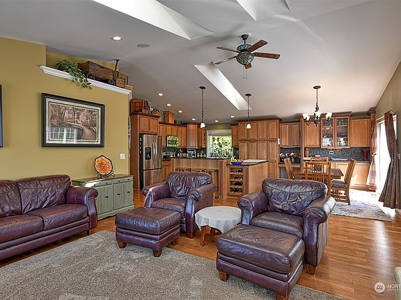 Beautifully maintained home! Skylights!!>
