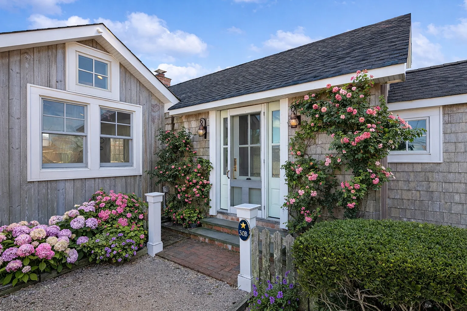 Waterfront Beach Cottage — Photo 1