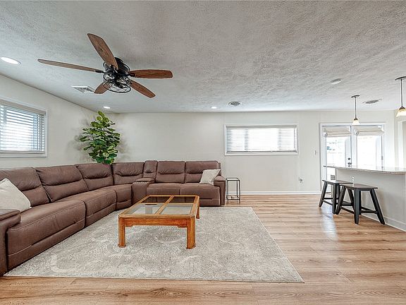 4th image of 111 Queenswood Dr