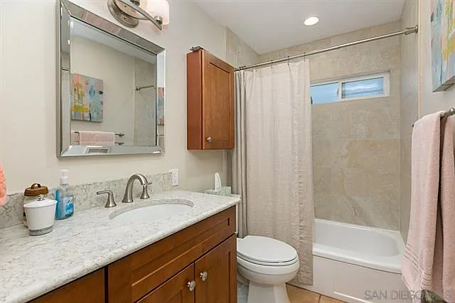 Guest bath between 2 bedrooms.