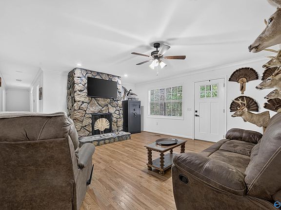 3rd image of 716 King Rd