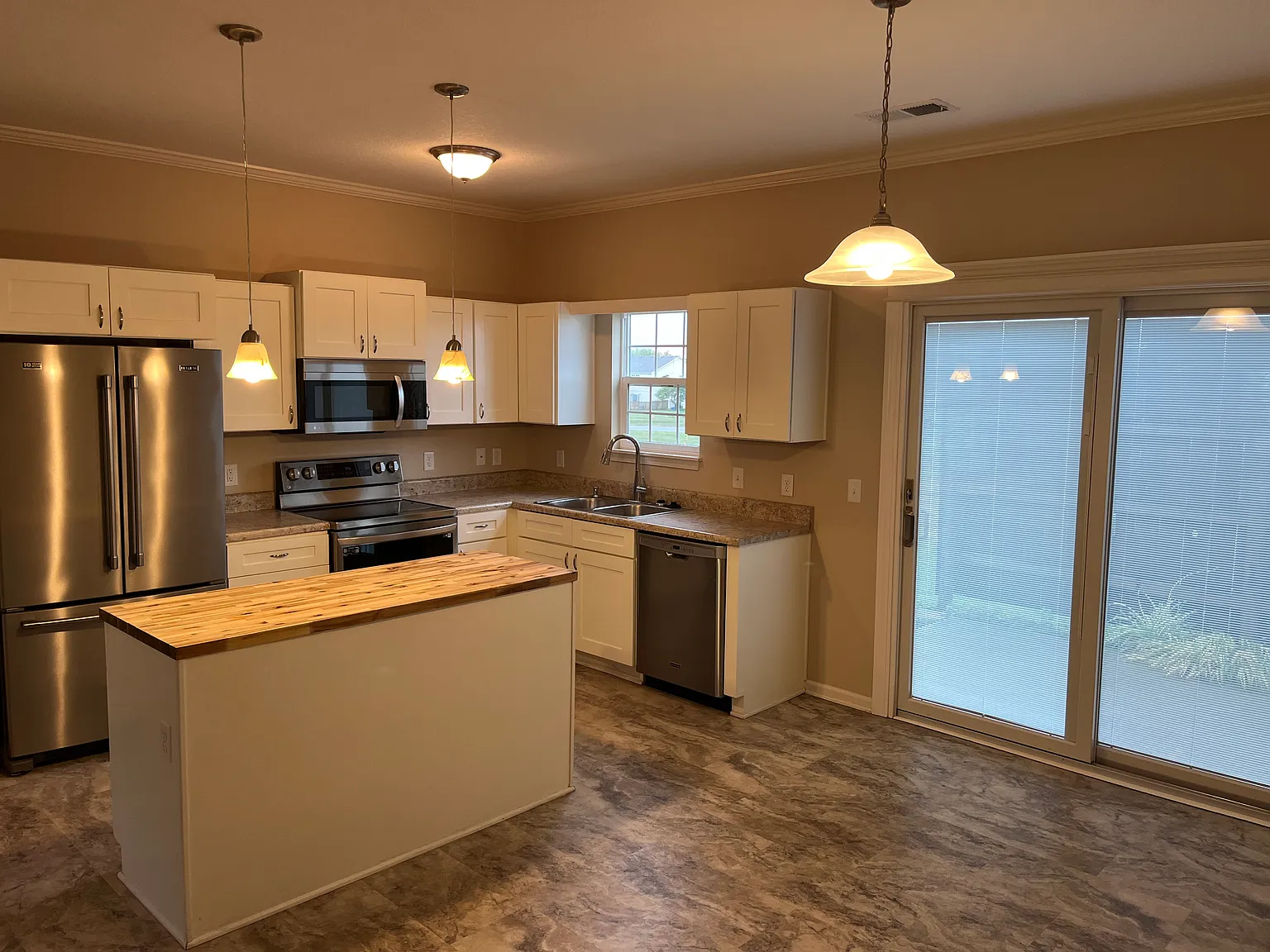 3 bed, 1205 sqft, $2,000 — Photo 3
