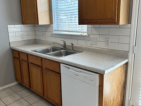 5th image of 102 Vine St